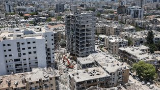 Prédios danificados são vistos após um ataque de míssil do Irã, em Bat Yam, Israel, em 15 de junho de 2025