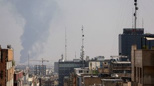 Fumaça sobe após um ataque israelense à Refinaria de Petróleo de Teerã, no sul de Teerã, Irã , 15 de junho de 2025