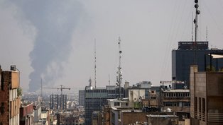 Fumaça sobe após um ataque israelense à Refinaria de Petróleo de Teerã, no sul de Teerã, Irã , 15 de junho de 2025
