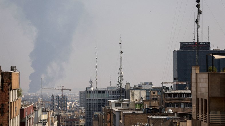 Fumaça sobe após um ataque israelense à Refinaria de Petróleo de Teerã, no sul de Teerã, Irã , 15 de junho de 2025