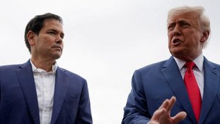 onald Trump, ao lado do secretário de Estado, Marco Rubio, antes de decolar para Hagerstown, Maryland, no Aeroporto Municipal de Morristown, Nova Jersey. 08/06/2025