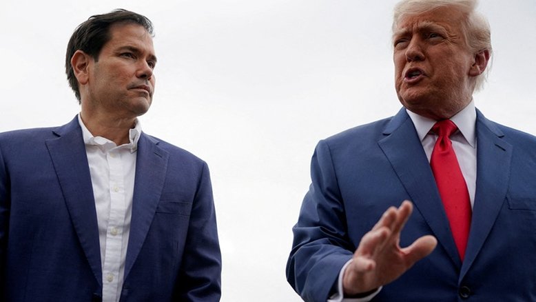onald Trump, ao lado do secretário de Estado, Marco Rubio, antes de decolar para Hagerstown, Maryland, no Aeroporto Municipal de Morristown, Nova Jersey. 08/06/2025