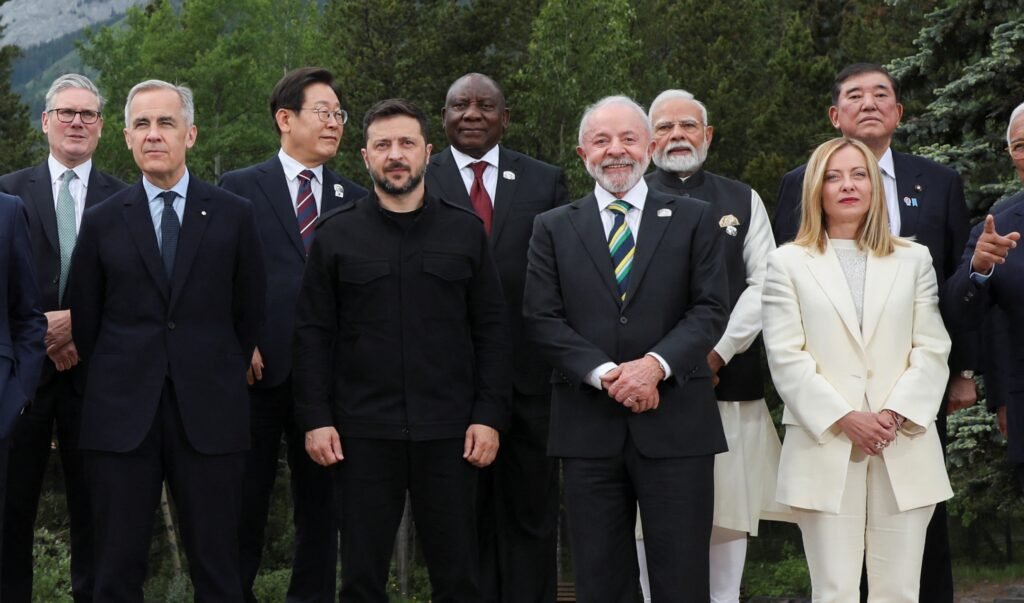 Lula posa ao lado de Zelensky em foto do G7; veja