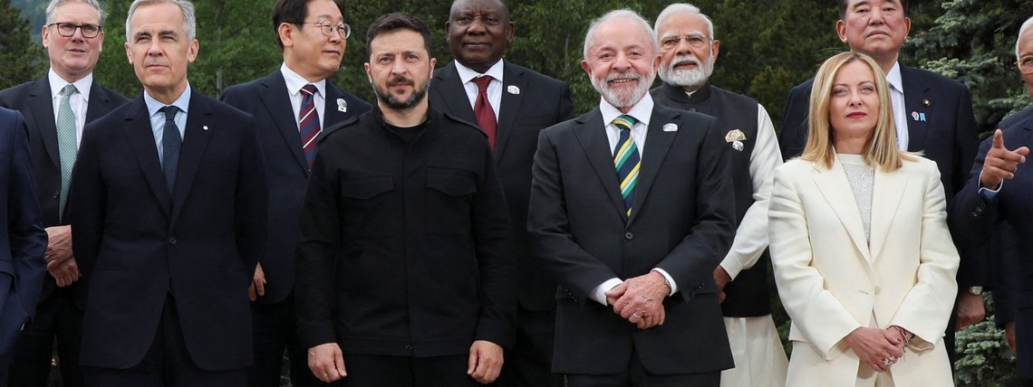 Lula posa ao lado de Zelensky em foto do G7; veja