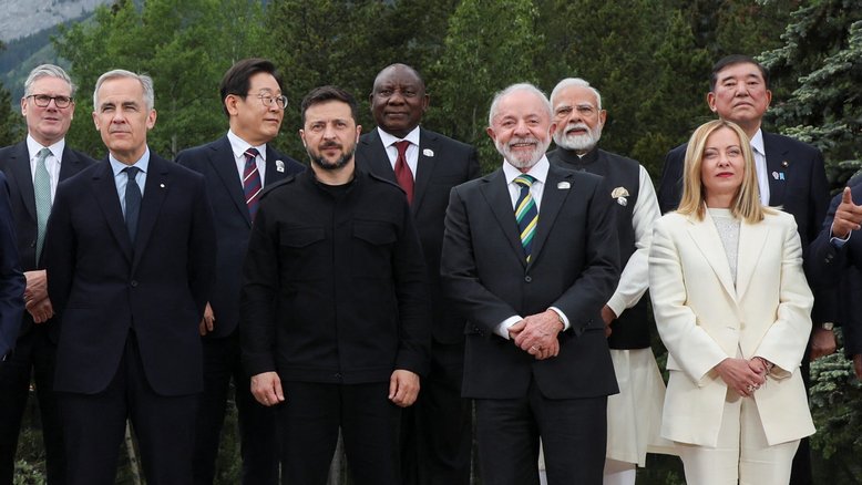 Lula posa ao lado de Zelensky em foto do G7; veja