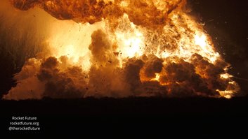 Chamas se elevam enquanto um foguete da SpaceX explode em Brownsville, Texas, EUA, em 18 de junho de 2025, nesta captura de tela obtida de um vídeo de mídia social