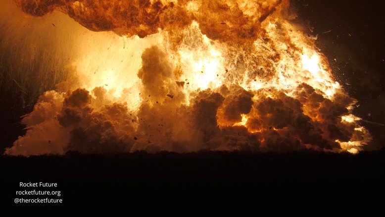 Chamas se elevam enquanto um foguete da SpaceX explode em Brownsville, Texas, EUA, em 18 de junho de 2025, nesta captura de tela obtida de um vídeo de mídia social