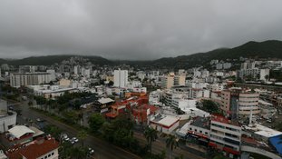 Nuvens de tempestade se espalham sobre Acapulco enquanto o furacão Erick se fortalece na costa do Pacífico do México, no estado de Guerrero, México, 19 de junho de 2025