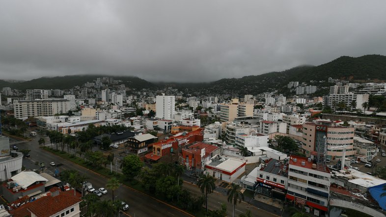 Nuvens de tempestade se espalham sobre Acapulco enquanto o furacão Erick se fortalece na costa do Pacífico do México, no estado de Guerrero, México, 19 de junho de 2025
