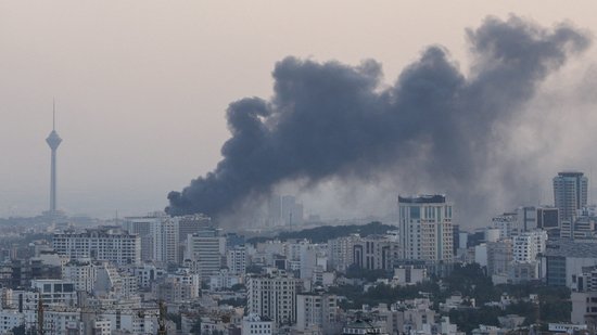 Israel afirma que matou três comandantes do Irã no nono dia de guerra