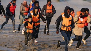 Migrantes com crianças correm em direção a barcos superlotados no norte da França