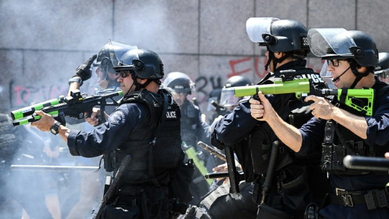 Polícia de Los Angeles anuncia detenções sob toque de recolher; Texas mobiliza a Guarda Nacional