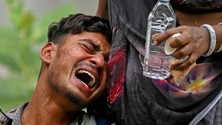 Familiares comparecem aos funerais das vítimas do acidente da Air India