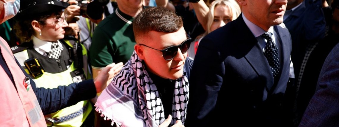 Rapper do trio norte-irlandês Kneecap, acusado de apoiar o Hezbollah, comparece a tribunal em Londres