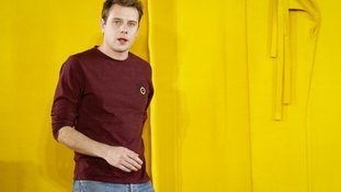 Jonathan Anderson imprime sua marca na Dior com desfile masculino em Paris