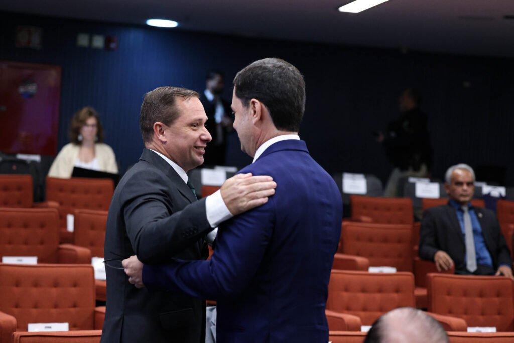Antes de depoimento, Bolsonaro cumprimenta Cid no STF 5 Antes de depoimento, Bolsonaro cumprimenta Cid no STF