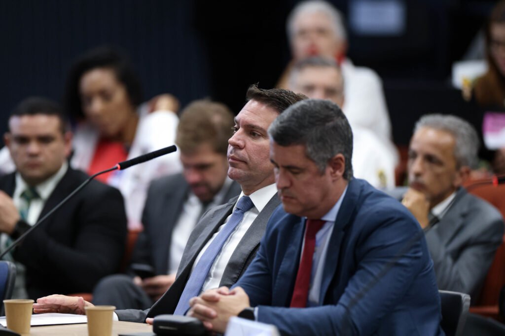 Antes de depoimento, Bolsonaro cumprimenta Cid no STF 10 Antes de depoimento, Bolsonaro cumprimenta Cid no STF