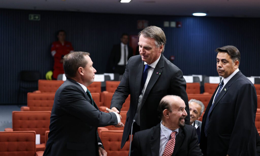 Antes de depoimento, Bolsonaro cumprimenta Cid no STF 4 Mauro Cid e Jair Bolsonaro