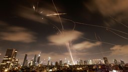 Conflito Israel-Irã entra no 7º dia com mais ataques e EUA 'indefinido'