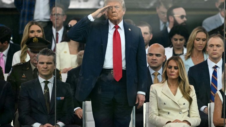 Trump exibe poder militar dos EUA em meio a protestos