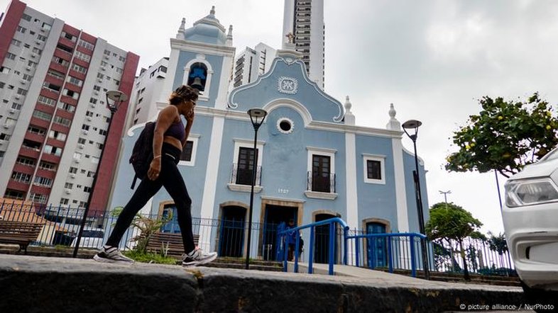 IBGE: Brasil tem menor parcela de católicos da história