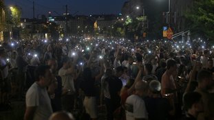 Milhares bloqueam estradas na segunda noite de protestos na Sérvia