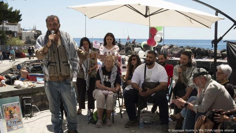 Ativista brasileiro é deportado de Israel após greve de fome