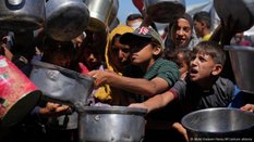 Palestinos se desesperam ao buscar comida em Gaza