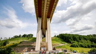 Ponte é movida por 20 metros com técnica inédita na Alemanha