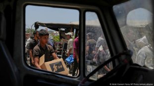 Israel mantém ataques próximos a postos de ajuda em Gaza