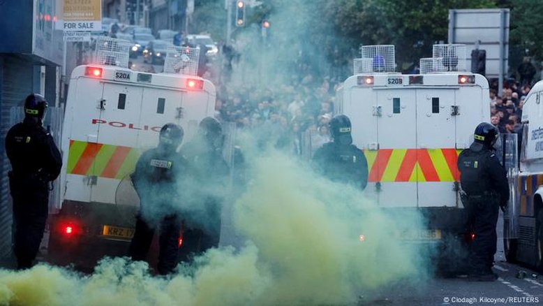 Violência se espalha na Irlanda do Norte em 5º dia de protestos anti-imigração