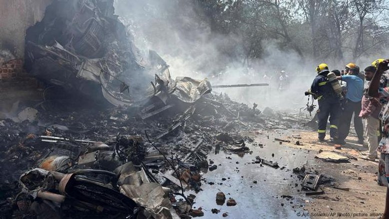 Queda de avião deixa mais de 200 mortos na Índia