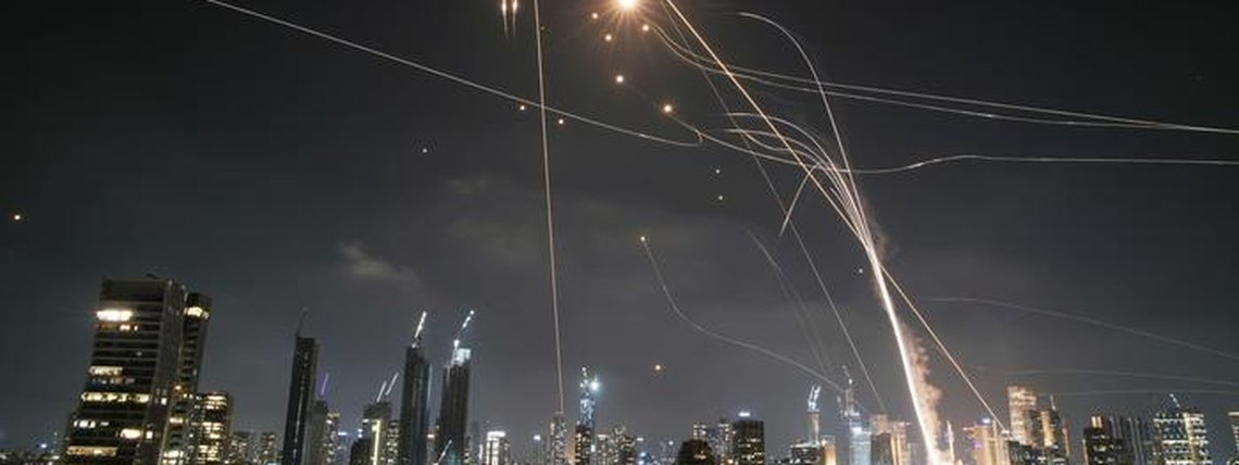 Irã dispara mísseis contra Israel e atinge o centro de Tel Aviv