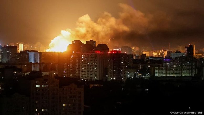 Ataque russo deixa 14 mortos em Kiev