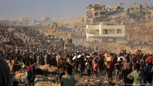 Dezenas morrem em ataque a ponto de distribuição de ajuda em Gaza
