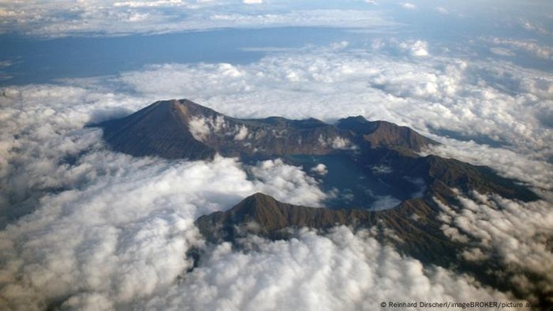 3,7 mil metros de altura e difícil de escalar: como é a trilha do Monte Rinjani