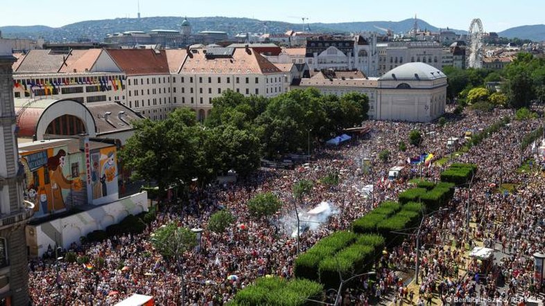 Milhares vão à parada LGBTQ+ de Budapeste em desafio a Orbán
