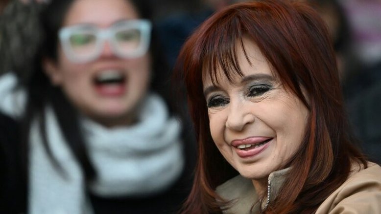 'Argentina com Cristina', apoiadores de Kirchner protestam contra sua condenação