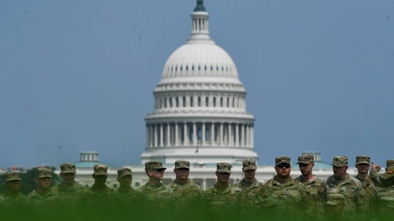 Trump completa 79 anos e preside desfile militar em meio aos protestos nacionais