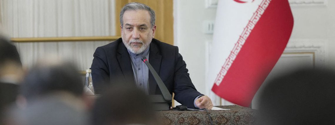 Ministro das Relações Exteriores do Irã, Abbas Araghchi, reunindo-se com embaixadores de países estrangeiros em Teerã