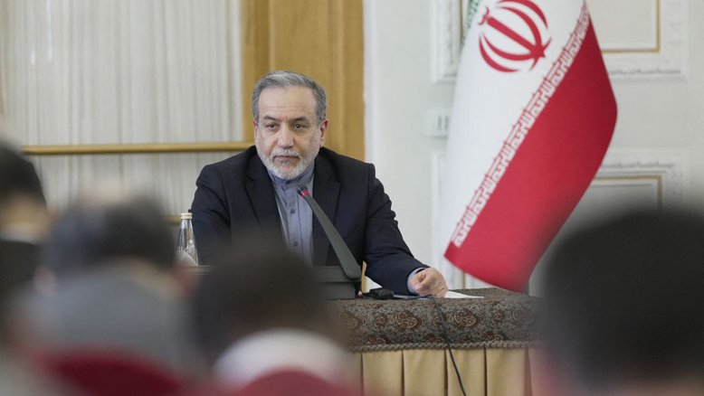 Ministro das Relações Exteriores do Irã, Abbas Araghchi, reunindo-se com embaixadores de países estrangeiros em Teerã