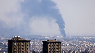 Fumaça sobe ao longe de uma refinaria de petróleo após um ataque israelense à capital iraniana, Teerã, em 17 de junho de 2025