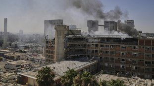 Fumaça sobe de um prédio do complexo hospitalar de Soroka após ser atingido por um míssil disparado do Irã em Bersheva, Israel, quinta-feira, 19 de junho de 2025