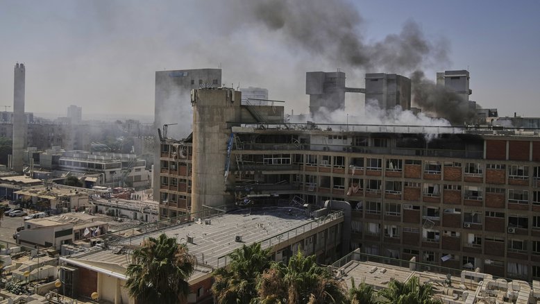 Fumaça sobe de um prédio do complexo hospitalar de Soroka após ser atingido por um míssil disparado do Irã em Bersheva, Israel, quinta-feira, 19 de junho de 2025