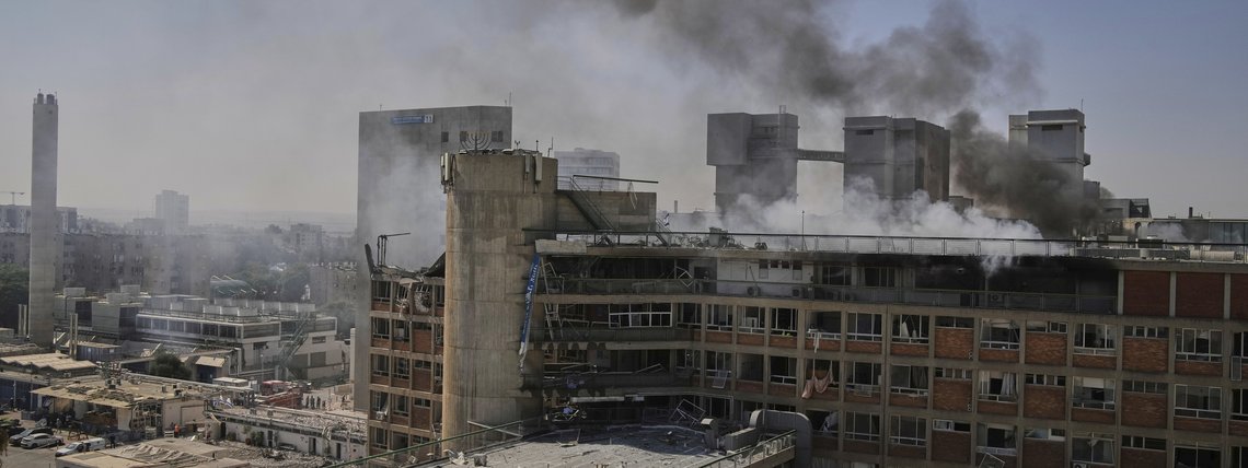 Fumaça sobe de um prédio do complexo hospitalar de Soroka após ser atingido por um míssil disparado do Irã em Bersheva, Israel, quinta-feira, 19 de junho de 2025