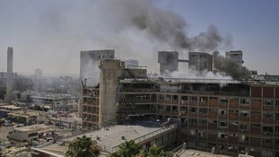 Fumaça sobe de um prédio do complexo hospitalar de Soroka após ser atingido por um míssil disparado do Irã em Bersheva, Israel, quinta-feira, 19 de junho de 2025