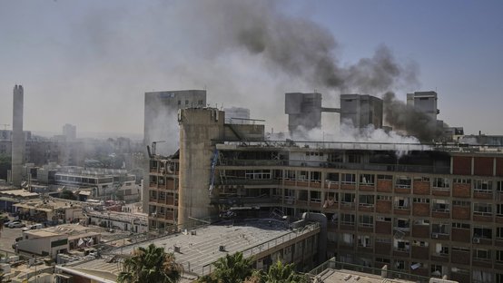 Fumaça sobe de um prédio do complexo hospitalar de Soroka após ser atingido por um míssil disparado do Irã em Bersheva, Israel, quinta-feira, 19 de junho de 2025