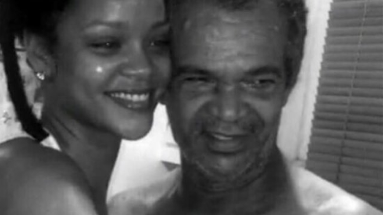 Rihanna ao lado de seu pai, Ronald Fenty