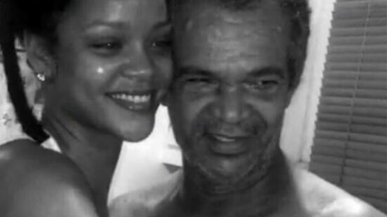 Rihanna ao lado de seu pai, Ronald Fenty