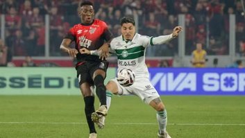 Coritiba vence o Athletico no clássico paranaense e dorme na liderança da Série B
